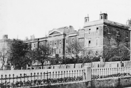 a monochrome photo of a large imposing building